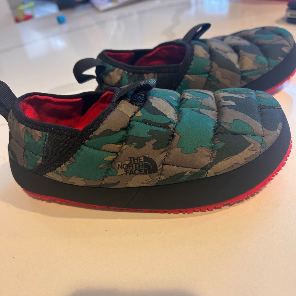 The North Face Kids' Camo slippers like new